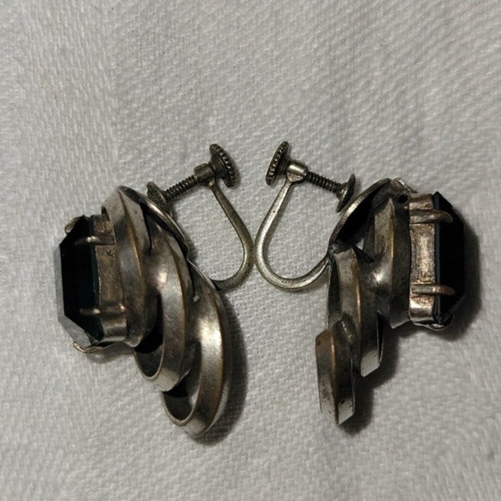 VINTAGE⚜️Emerald Colored Faceted Crystal Screw Clip Earrings - Picture 3 of 9
